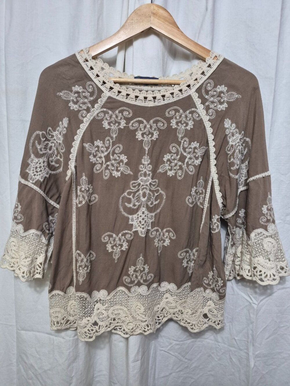 Democracy Medium Tan Embroidered Crochet Boho Peasant Love Classic Flowy Top